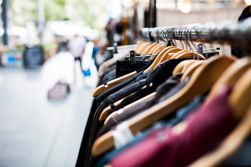 magasin-AIGLUN-min_blur_close_up_focus_hanger_jacket_market_people_rack-1176303